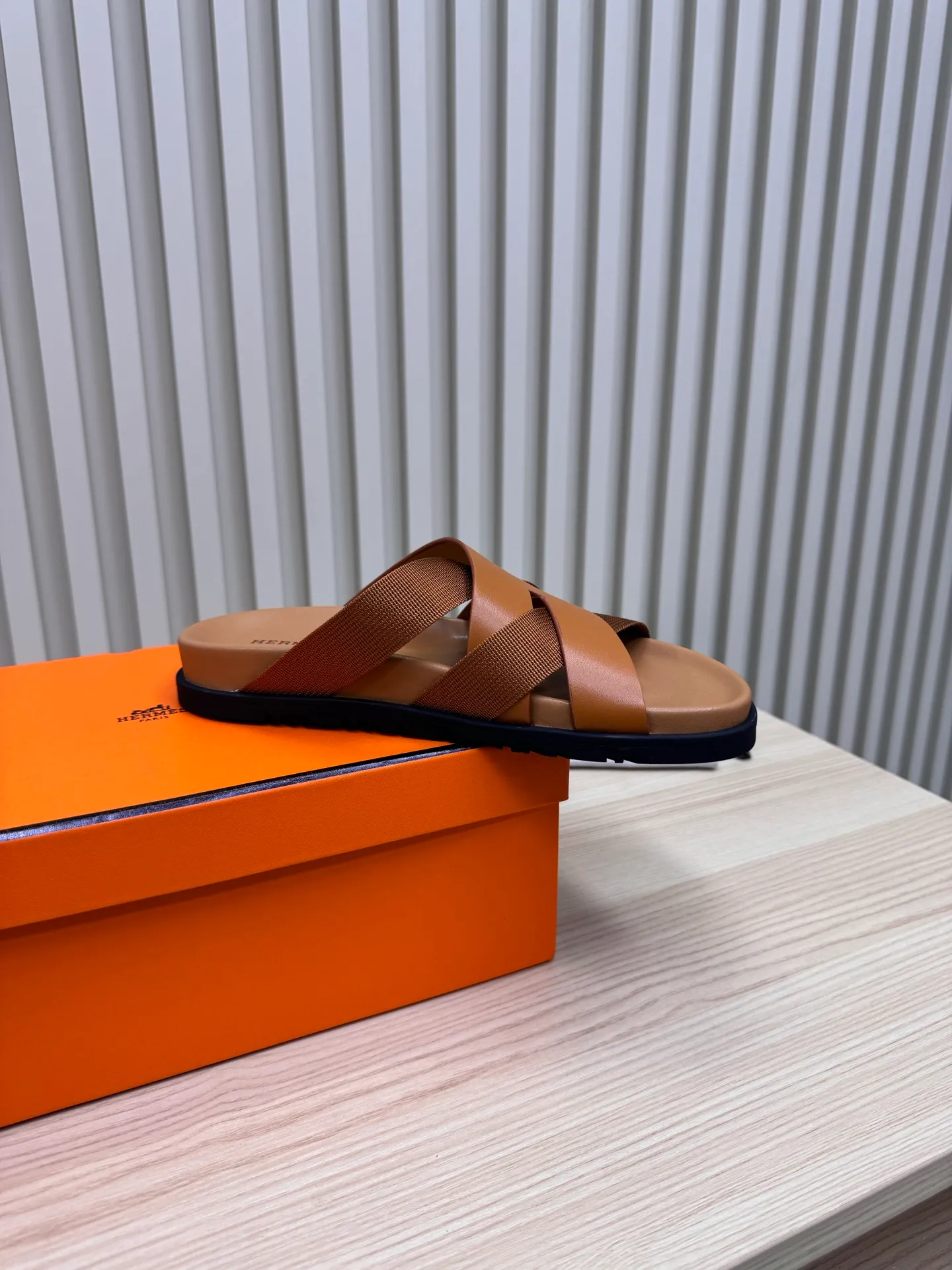 👟👟Ex-factory price 502👟👟 (Top version) Hermes 🐎The extremely popular couple's second uncle slippers/the latest snake print sandals and slippers, paired with various colorful socks, so trendy!  ———————— Upper: imported cowhide/sheep leather/cloth/palmprint leather lining: imported cowhide/sheepskin outsole: Tpu non-slip and wear-resistant outsole Female size: 35-42 (40.41.42 non-returnable and non-exchangeable) Male code: 39-45 (45 non-returnable and non-exchangeable)